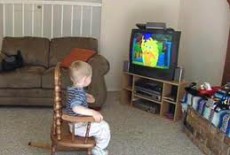 Đừng chiều hư con khi trẻ thích xem tivi